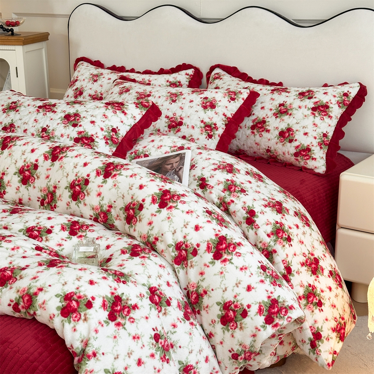 91家纺网 家纺一手货源 找家纺 雅眠居 2025新款直播爆款牛奶绒印花床盖四件套双层蕾丝花边床裙单件三件套 花颜