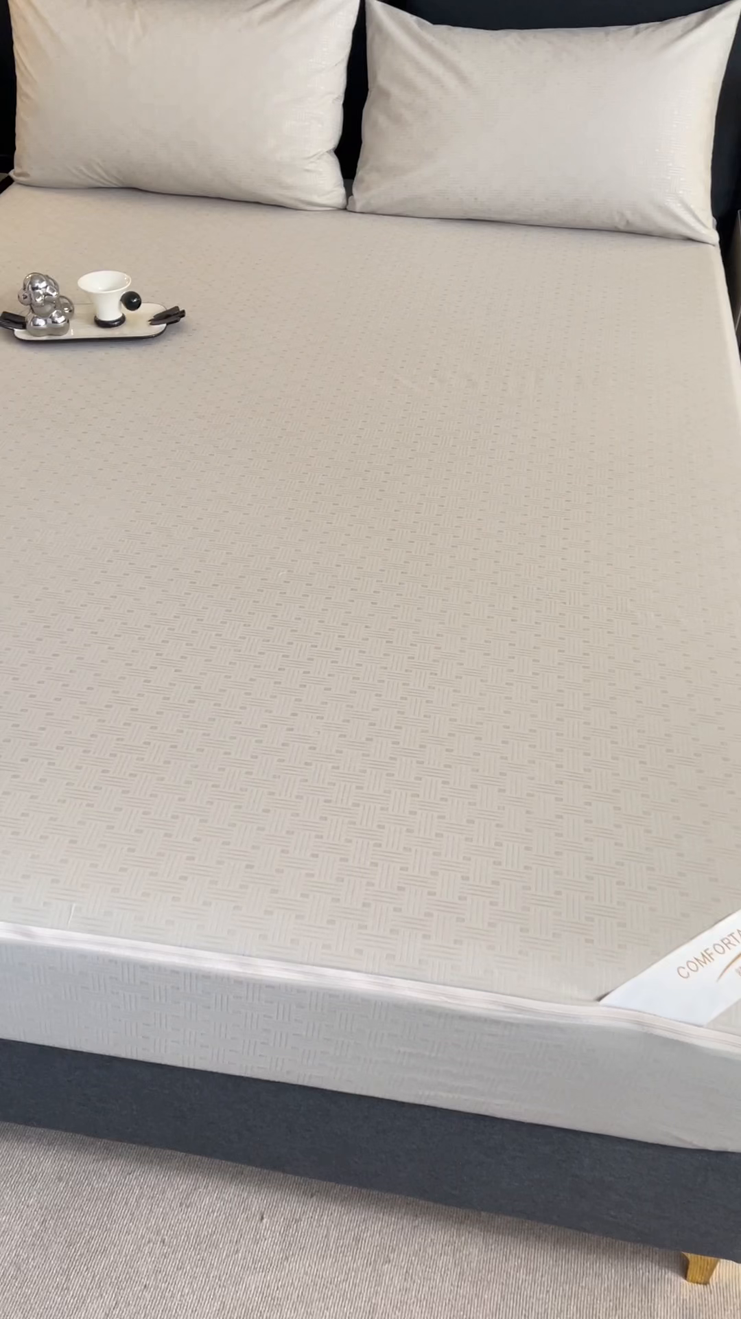 91家纺网 家纺一手货源 找家纺 糯米猪家纺 2025春夏新款亲肤棉六面全包防水压花床笠单件单床笠 浅卡其