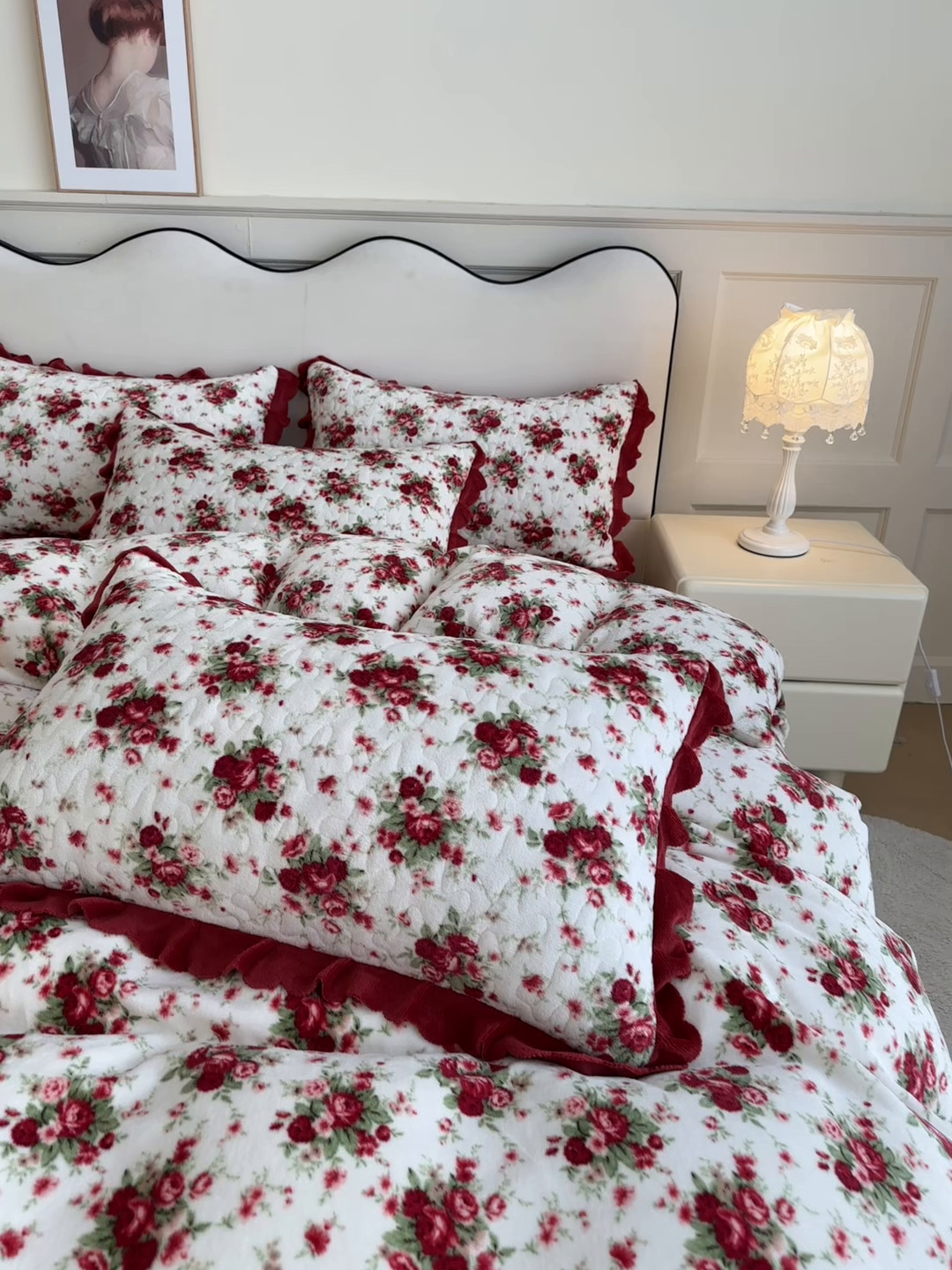 91家纺网 家纺一手货源 找家纺 雅眠居 2025新款直播爆款牛奶绒印花床盖四件套双层蕾丝花边床裙单件三件套 花颜