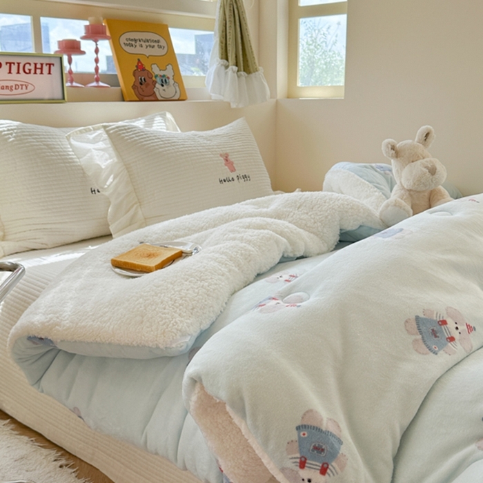 91家纺网 家纺一手货源 找家纺 寐居家纺 2025新款牛奶绒+羊羔绒被子被芯 洛洛小狗