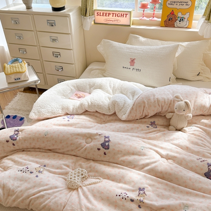 91家纺网 家纺一手货源 找家纺 寐居家纺 2025新款牛奶绒+羊羔绒被子被芯 春日女孩