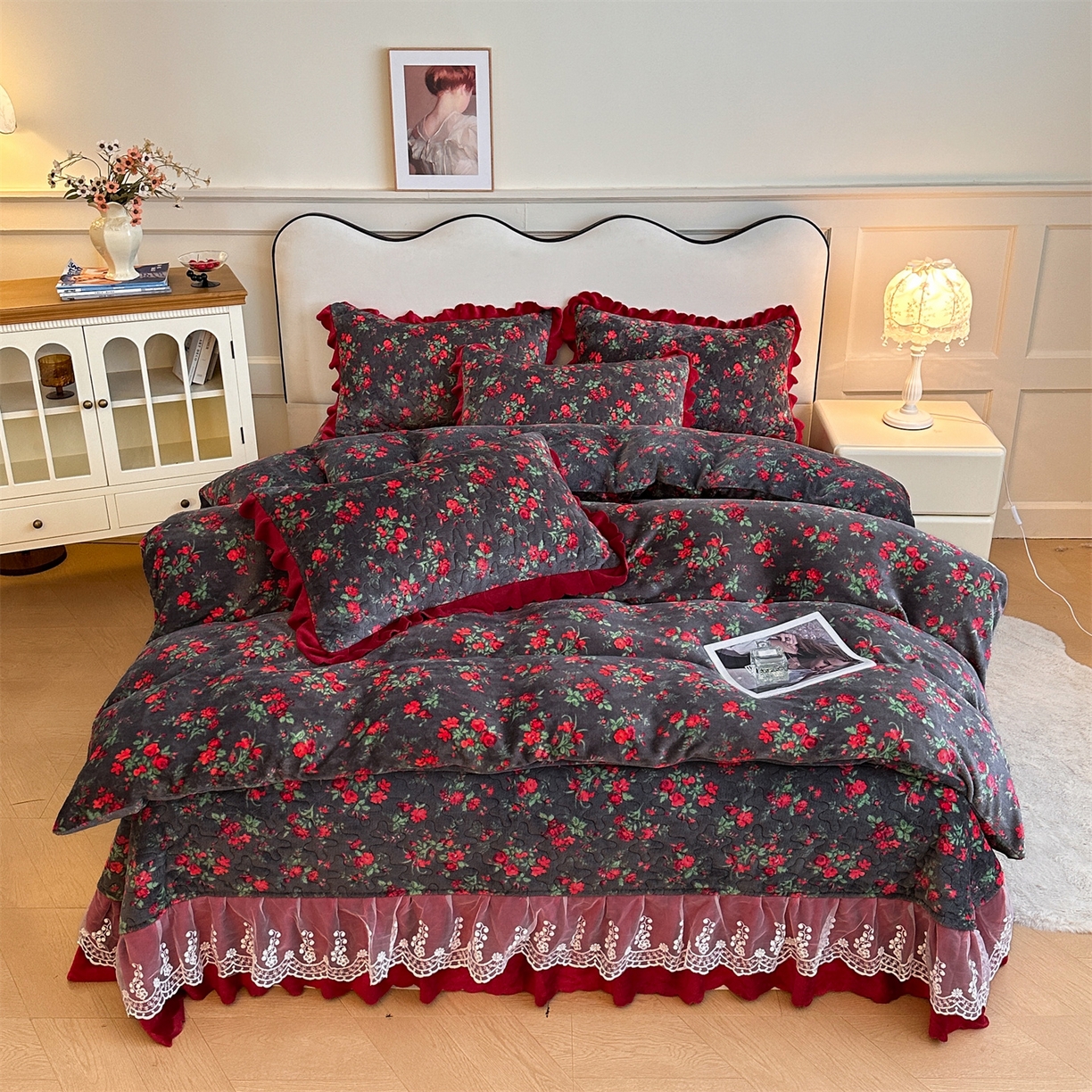 91家纺网 家纺一手货源 找家纺 雅眠居 2025新款直播爆款牛奶绒印花床盖四件套双层蕾丝花边床裙单件三件套 花妖