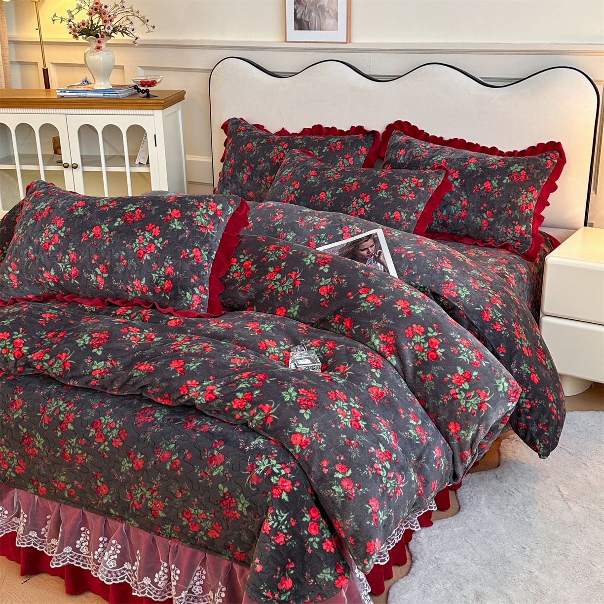 91家纺网 家纺一手货源 找家纺 雅眠居 2025新款直播爆款牛奶绒印花床盖四件套双层蕾丝花边床裙单件三件套 花妖