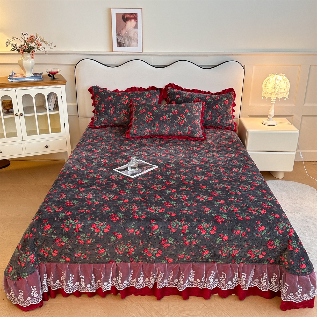 91家纺网 家纺一手货源 找家纺 雅眠居 2025新款直播爆款牛奶绒印花床盖四件套双层蕾丝花边床裙单件三件套 花妖