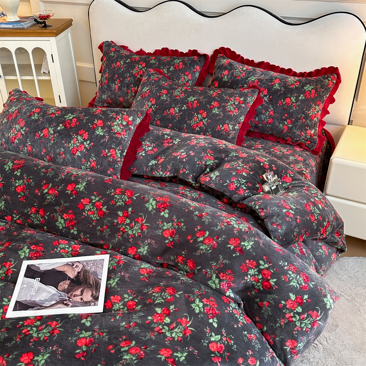 91家纺网 家纺一手货源 找家纺 雅眠居 2025新款直播爆款牛奶绒印花床盖四件套双层蕾丝花边床裙单件三件套 花妖