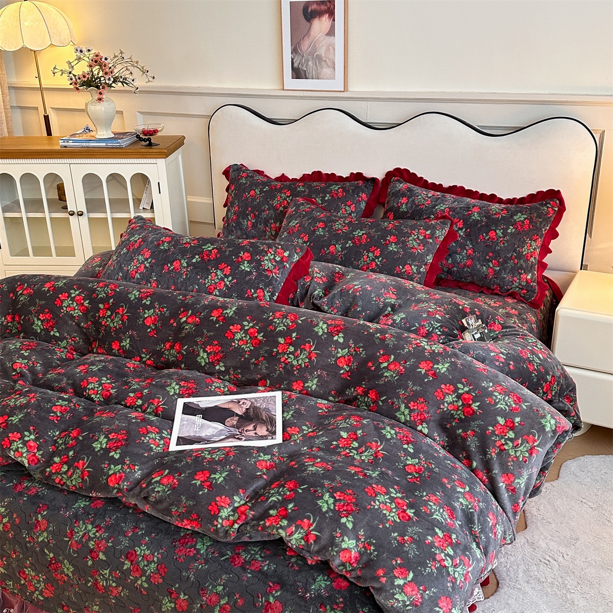 91家纺网 家纺一手货源 找家纺 雅眠居 2025新款直播爆款牛奶绒印花床盖四件套双层蕾丝花边床裙单件三件套 花妖