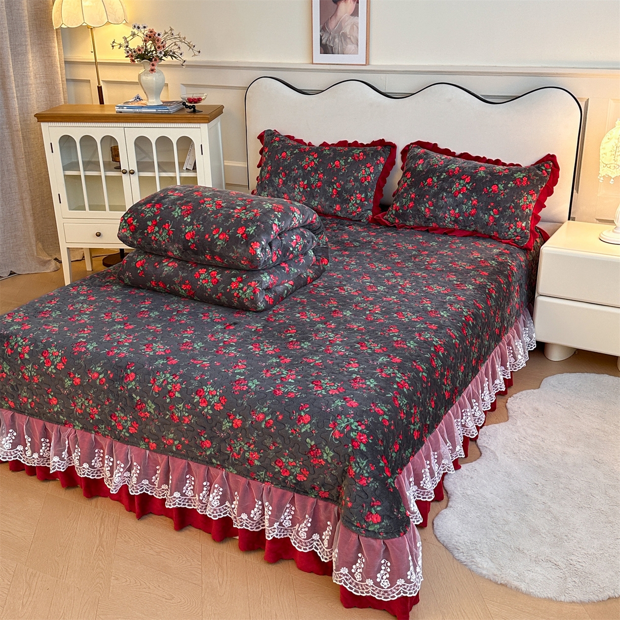 91家纺网 家纺一手货源 找家纺 雅眠居 2025新款直播爆款牛奶绒印花床盖四件套双层蕾丝花边床裙单件三件套 花妖