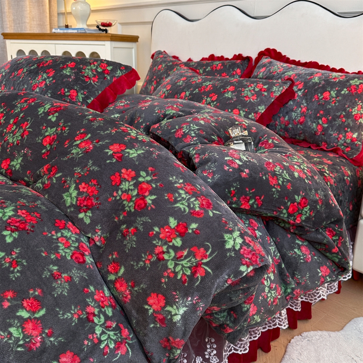 91家纺网 家纺一手货源 找家纺 雅眠居 2025新款直播爆款牛奶绒印花床盖四件套双层蕾丝花边床裙单件三件套 花妖