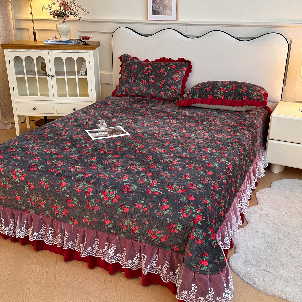 91家纺网 家纺一手货源 找家纺 雅眠居 2025新款直播爆款牛奶绒印花床盖四件套双层蕾丝花边床裙单件三件套 花妖