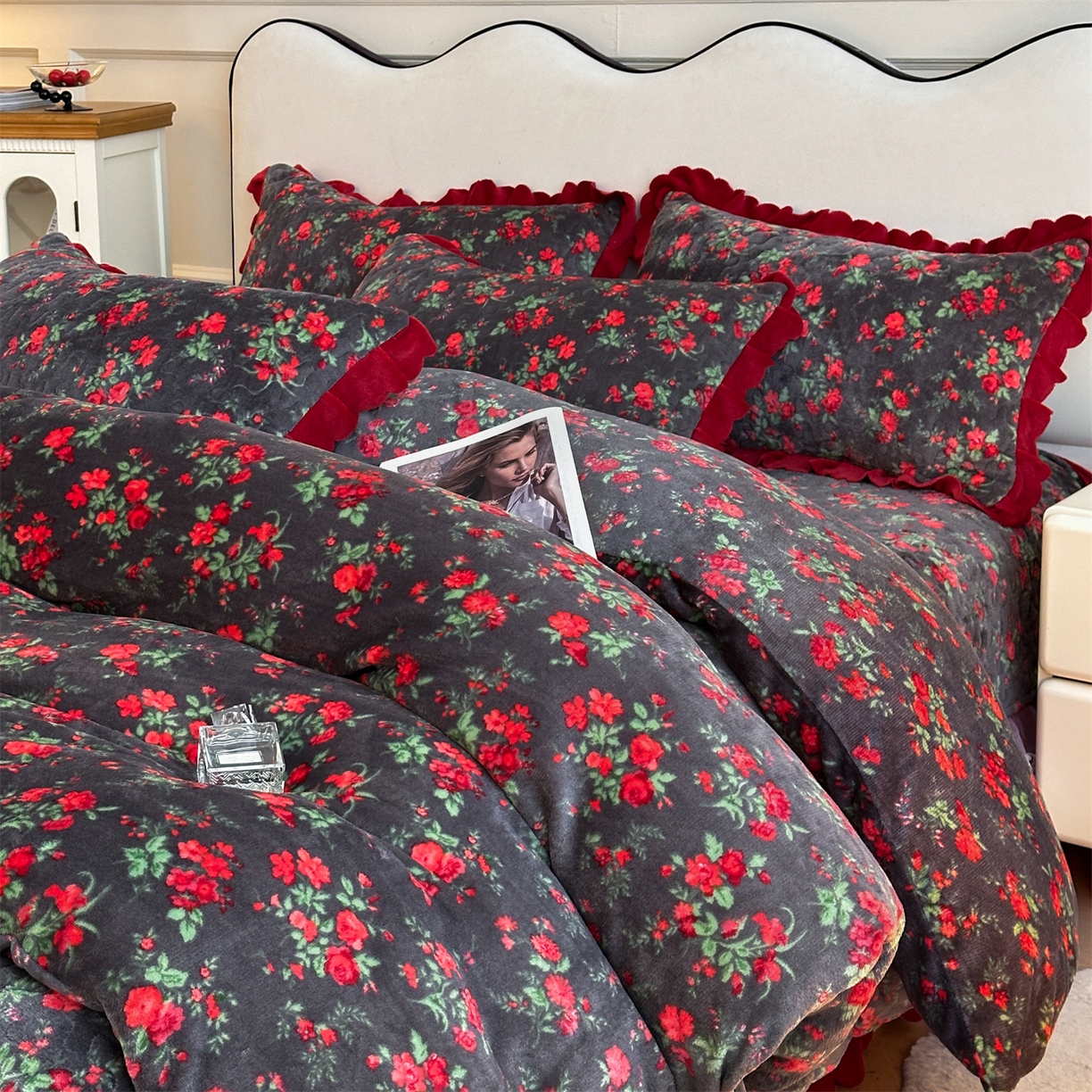 91家纺网 家纺一手货源 找家纺 雅眠居 2025新款直播爆款牛奶绒印花床盖四件套双层蕾丝花边床裙单件三件套 花妖