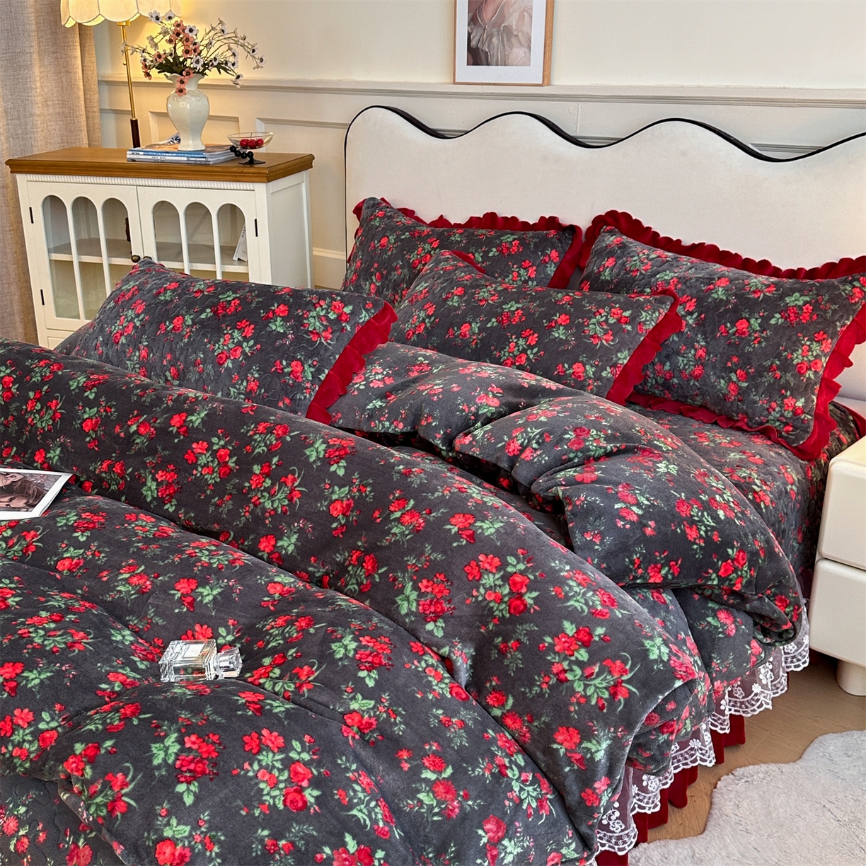 91家纺网 家纺一手货源 找家纺 雅眠居 2025新款直播爆款牛奶绒印花床盖四件套双层蕾丝花边床裙单件三件套 花妖