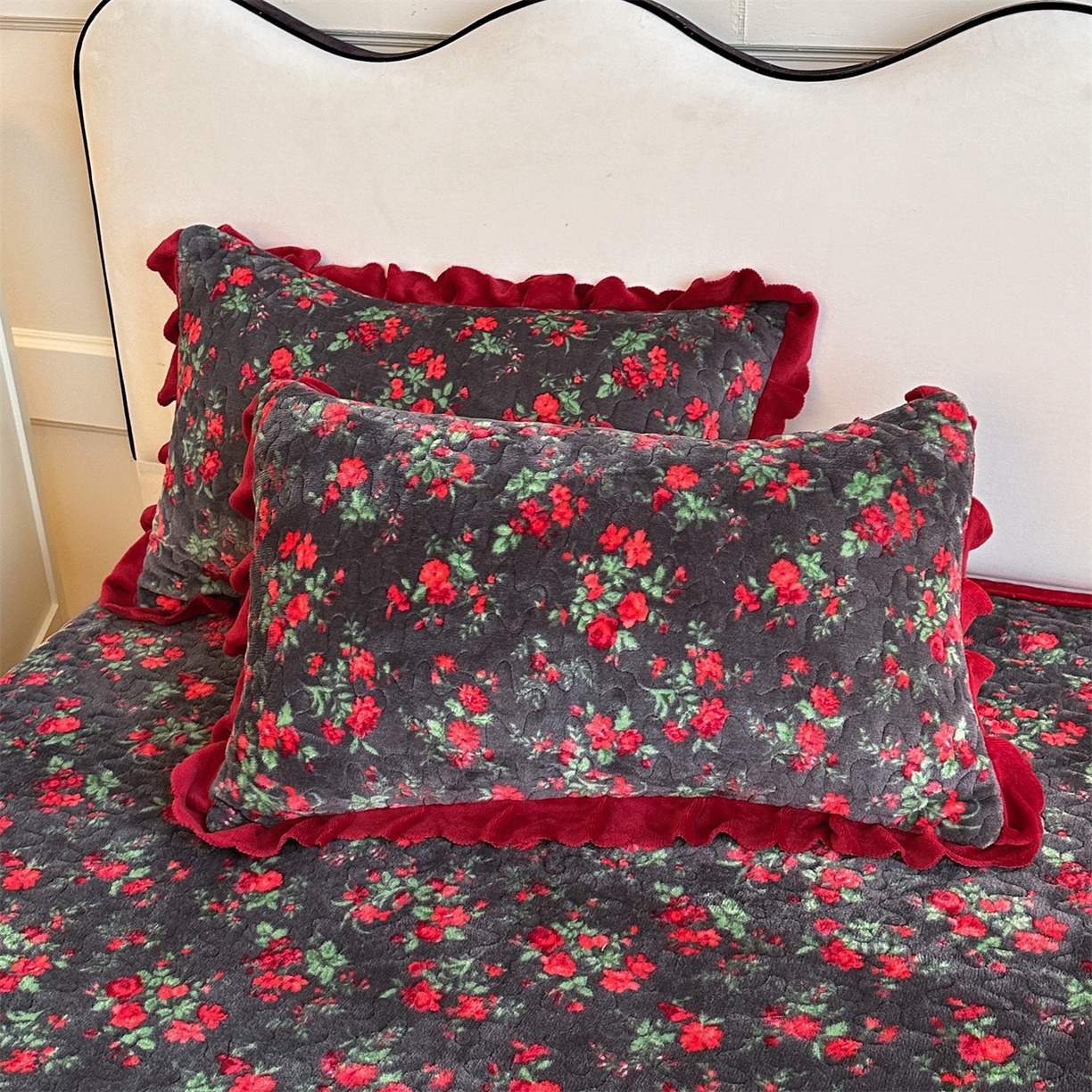 91家纺网 家纺一手货源 找家纺 雅眠居 2025新款直播爆款牛奶绒印花床盖四件套双层蕾丝花边床裙单件三件套 花妖