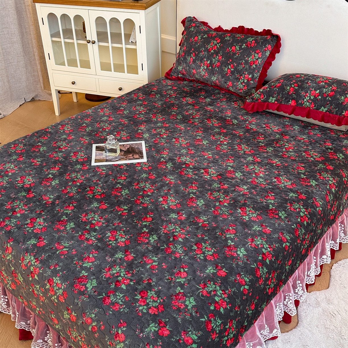 91家纺网 家纺一手货源 找家纺 雅眠居 2025新款直播爆款牛奶绒印花床盖四件套双层蕾丝花边床裙单件三件套 花妖