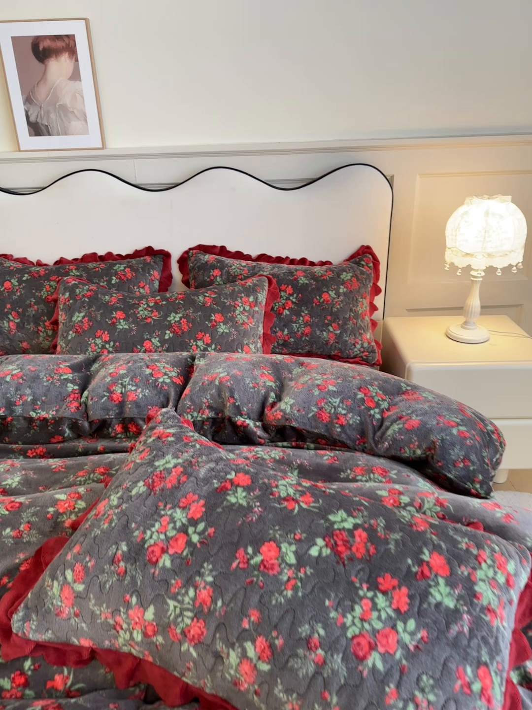 91家纺网 家纺一手货源 找家纺 雅眠居 2025新款直播爆款牛奶绒印花床盖四件套双层蕾丝花边床裙单件三件套 花妖