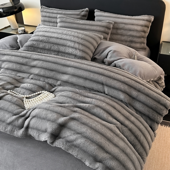 91家纺网 家纺一手货源 找家纺 居易简 2025新款亲肤保暖皮草绒牛奶绒AB面美拉德抽条兔毛绒四件套 时尚灰