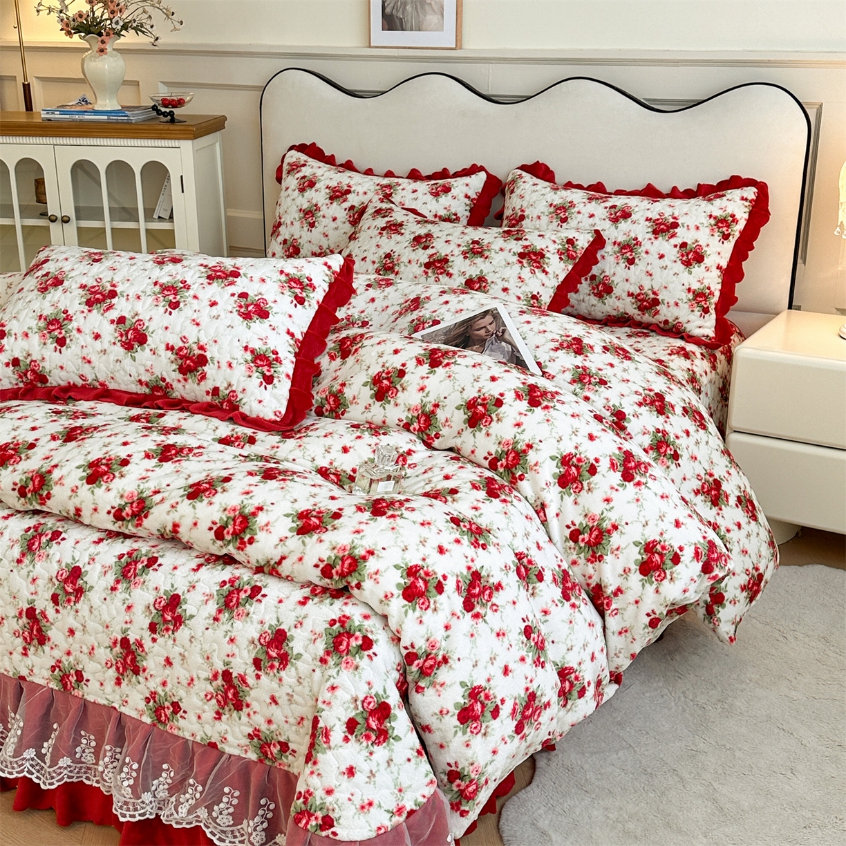 91家纺网 家纺一手货源 找家纺 雅眠居 2025新款直播爆款牛奶绒印花床盖四件套双层蕾丝花边床裙单件三件套 梨花落