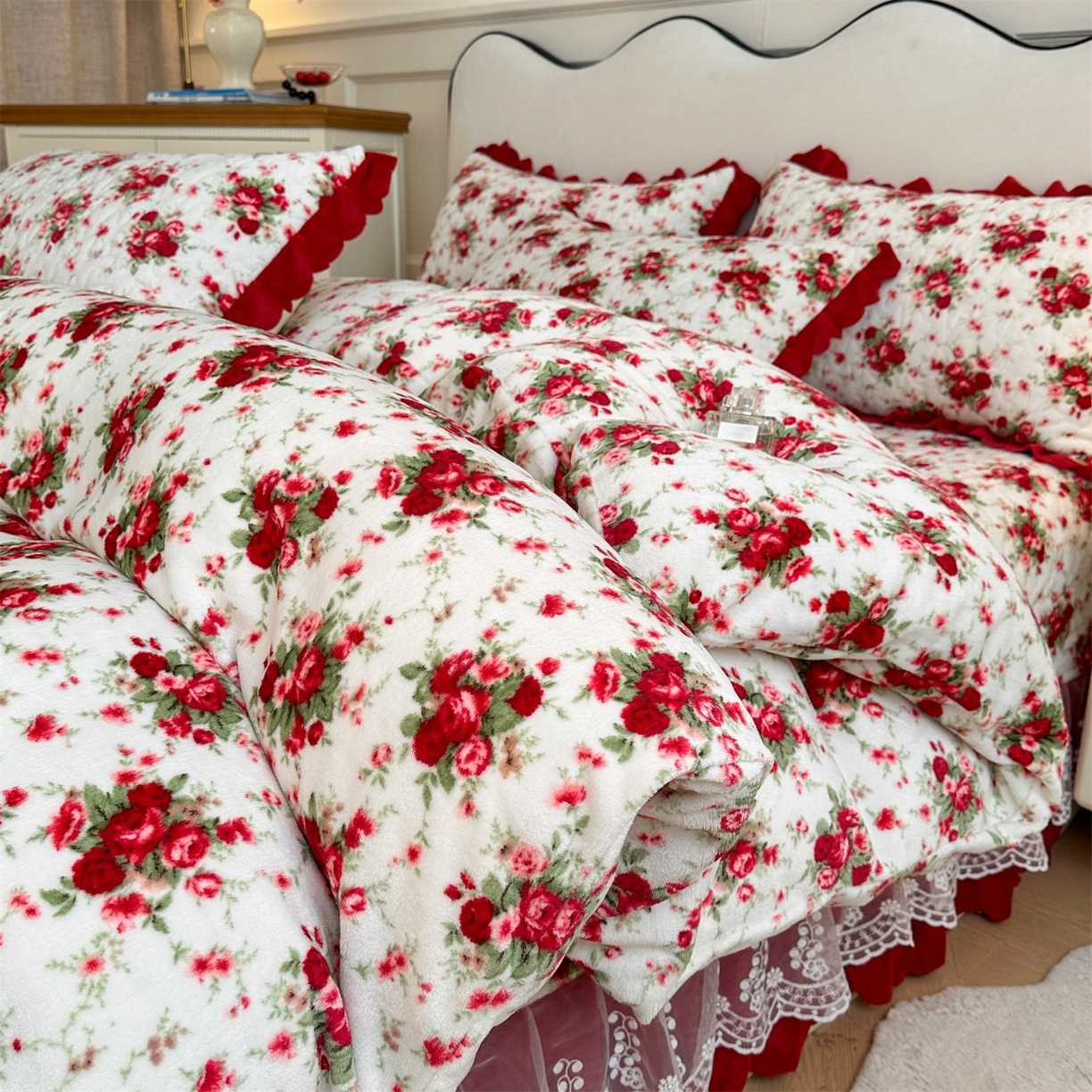 91家纺网 家纺一手货源 找家纺 雅眠居 2025新款直播爆款牛奶绒印花床盖四件套双层蕾丝花边床裙单件三件套 梨花落