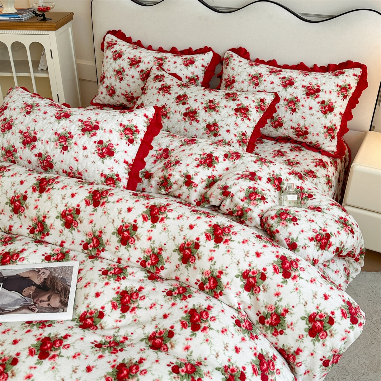 91家纺网 家纺一手货源 找家纺 雅眠居 2025新款直播爆款牛奶绒印花床盖四件套双层蕾丝花边床裙单件三件套 梨花落