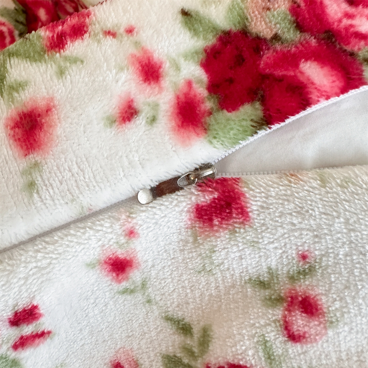 91家纺网 家纺一手货源 找家纺 雅眠居 2025新款直播爆款牛奶绒印花床盖四件套双层蕾丝花边床裙单件三件套 梨花落