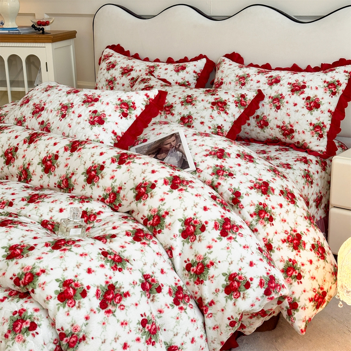 91家纺网 家纺一手货源 找家纺 雅眠居 2025新款直播爆款牛奶绒印花床盖四件套双层蕾丝花边床裙单件三件套 梨花落