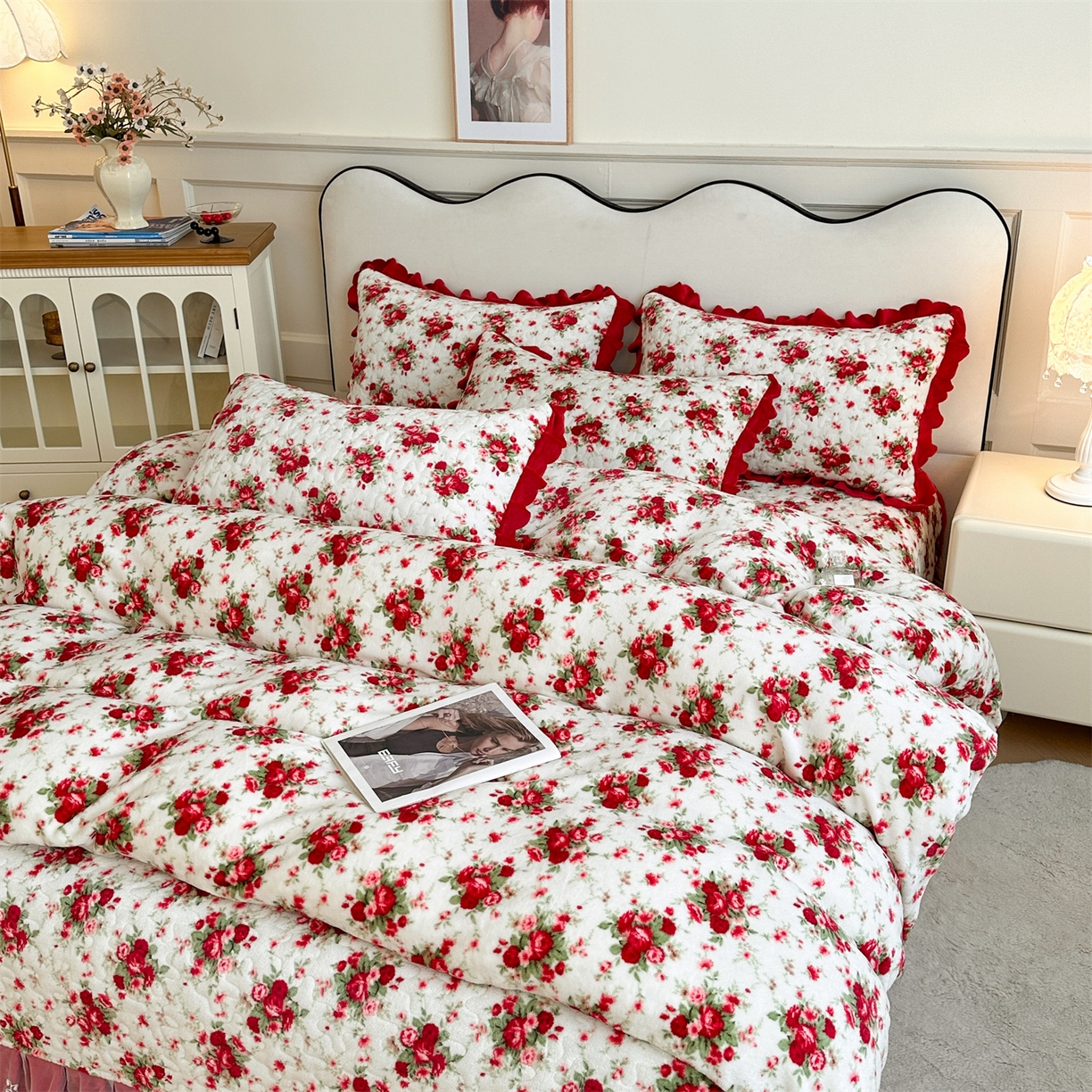 91家纺网 家纺一手货源 找家纺 雅眠居 2025新款直播爆款牛奶绒印花床盖四件套双层蕾丝花边床裙单件三件套 梨花落