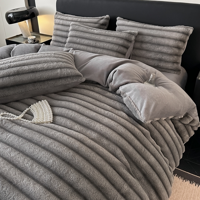 91家纺网 家纺一手货源 找家纺 居易简 2025新款亲肤保暖皮草绒牛奶绒AB面美拉德抽条兔毛绒四件套 时尚灰