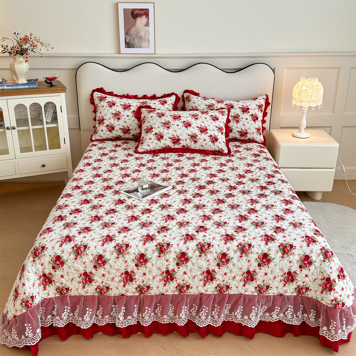 91家纺网 家纺一手货源 找家纺 雅眠居 2025新款直播爆款牛奶绒印花床盖四件套双层蕾丝花边床裙单件三件套 梨花落