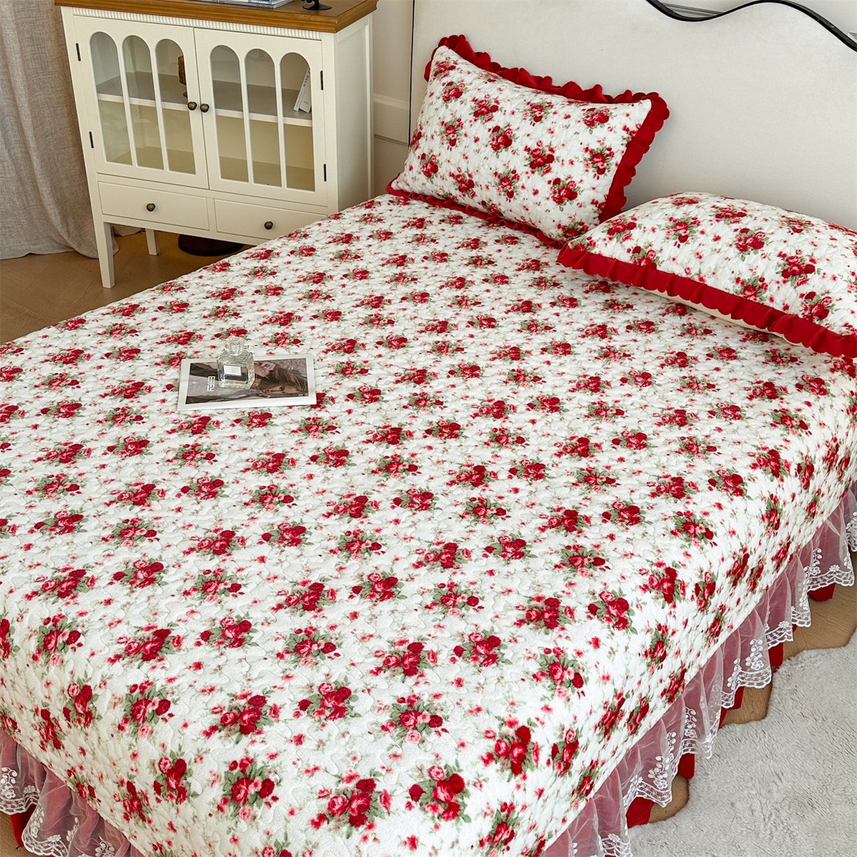 91家纺网 家纺一手货源 找家纺 雅眠居 2025新款直播爆款牛奶绒印花床盖四件套双层蕾丝花边床裙单件三件套 梨花落