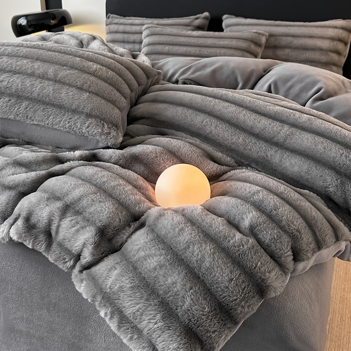 91家纺网 家纺一手货源 找家纺 居易简 2025新款亲肤保暖皮草绒牛奶绒AB面美拉德抽条兔毛绒四件套 时尚灰