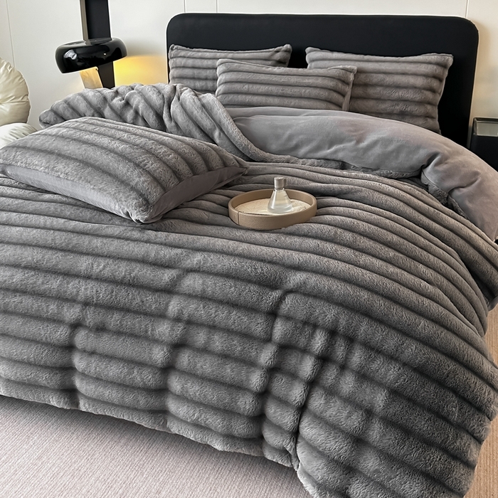 91家纺网 家纺一手货源 找家纺 居易简 2025新款亲肤保暖皮草绒牛奶绒AB面美拉德抽条兔毛绒四件套 时尚灰