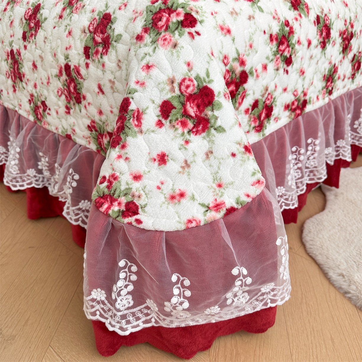 91家纺网 家纺一手货源 找家纺 雅眠居 2025新款直播爆款牛奶绒印花床盖四件套双层蕾丝花边床裙单件三件套 梨花落