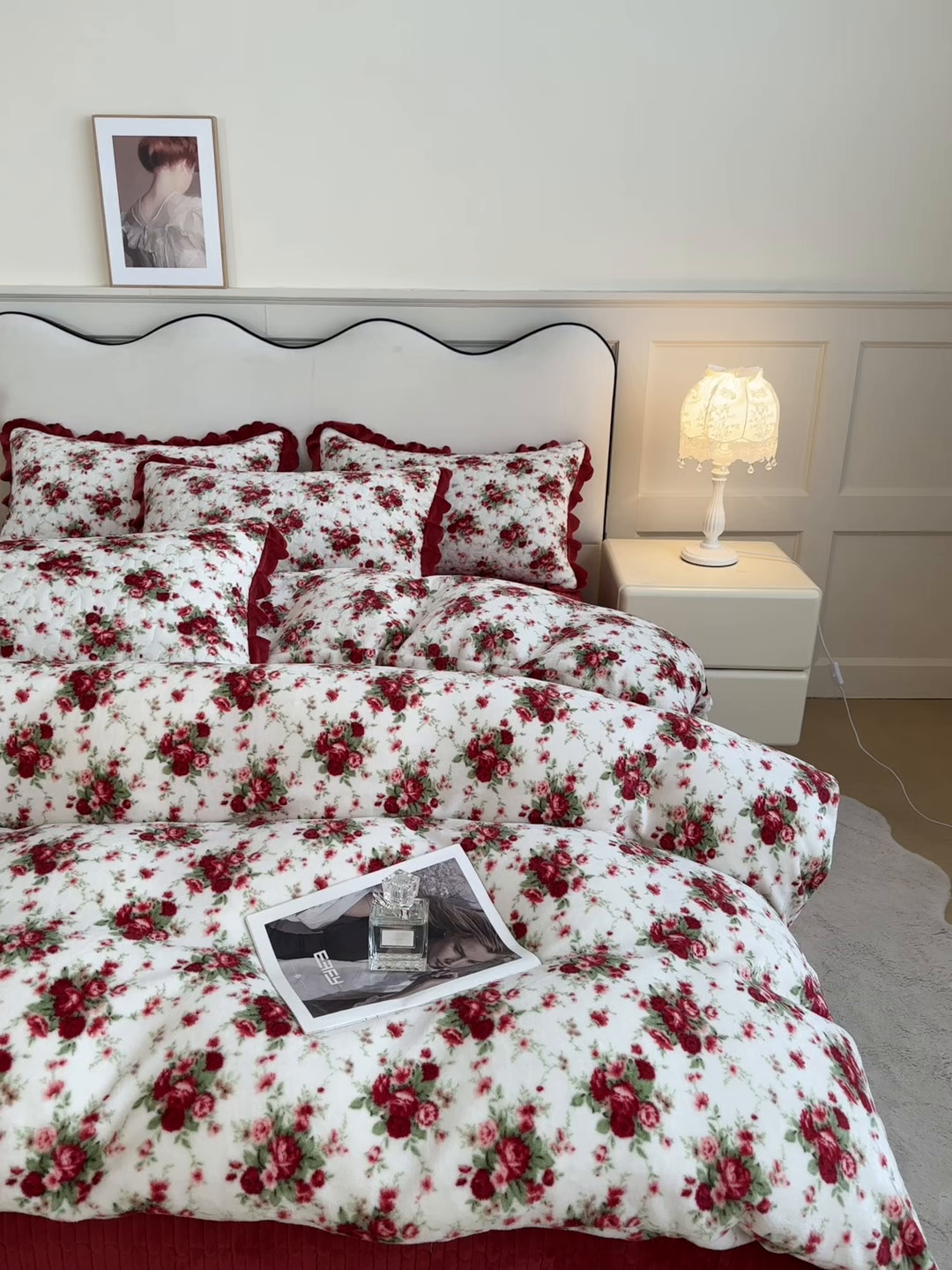 91家纺网 家纺一手货源 找家纺 雅眠居 2025新款直播爆款牛奶绒印花床盖四件套双层蕾丝花边床裙单件三件套 梨花落