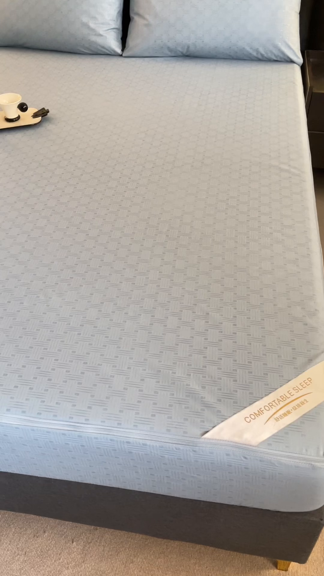 91家纺网 家纺一手货源 找家纺 糯米猪家纺 2025春夏新款亲肤棉六面全包防水压花床笠单件单床笠 水雾蓝