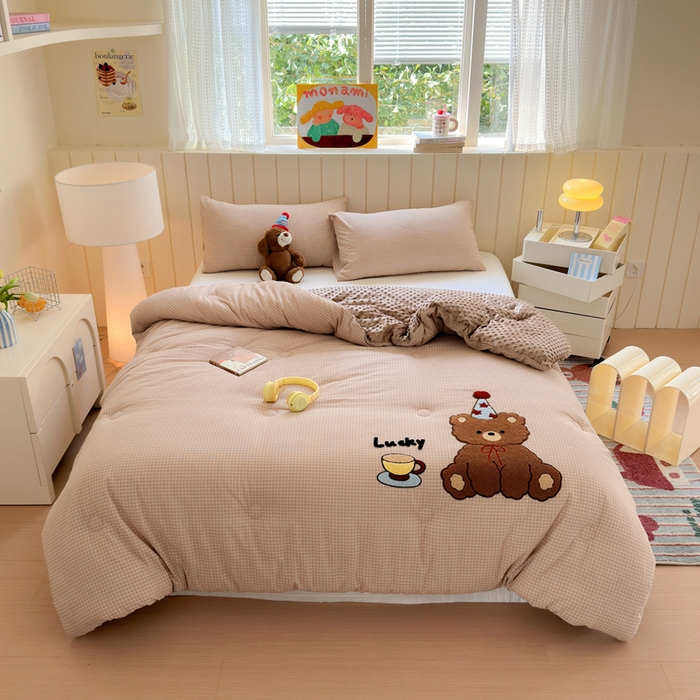 91家纺网 家纺一手货源 找家纺 寐居家纺 2025新款全棉水洗棉豆豆绒被芯被子 快乐熊仔