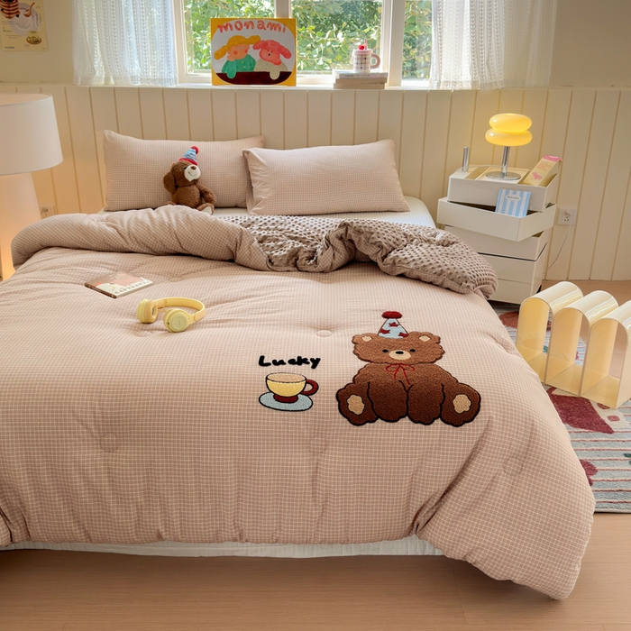 91家纺网 家纺一手货源 找家纺 寐居家纺 2025新款全棉水洗棉豆豆绒被芯被子 快乐熊仔