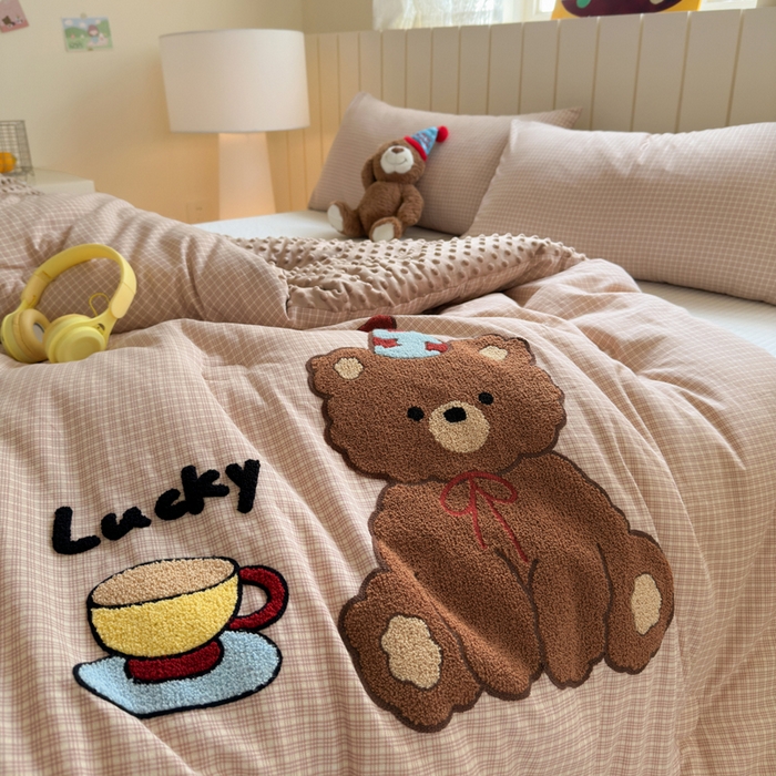 91家纺网 家纺一手货源 找家纺 寐居家纺 2025新款全棉水洗棉豆豆绒被芯被子 快乐熊仔