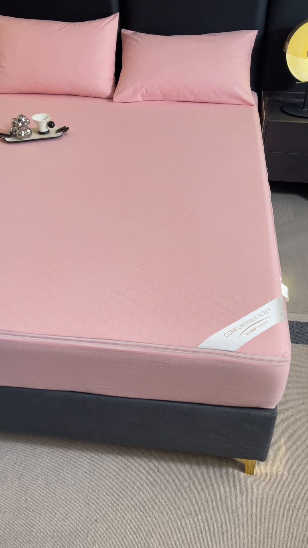 91家纺网 家纺一手货源 找家纺 糯米猪家纺 2025春夏新款亲肤棉六面全包防水压花床笠单件单床笠 樱花粉