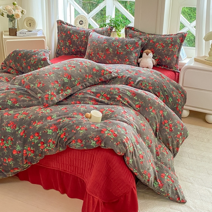 91家纺网 家纺一手货源 找家纺 （总）尚美 2025新款热卖款亲肤舒适加绒加厚牛奶绒花边床盖款四件套双面绒