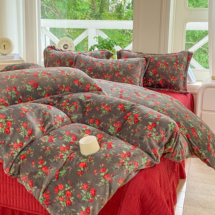 91家纺网 家纺一手货源 找家纺 （总）尚美 2025新款热卖款亲肤舒适加绒加厚牛奶绒花边床盖款四件套双面绒