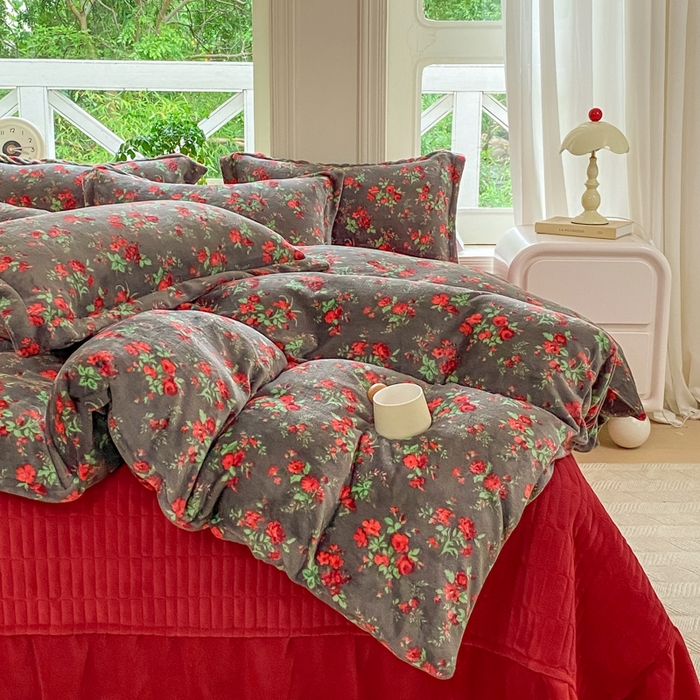 91家纺网 家纺一手货源 找家纺 （总）尚美 2025新款热卖款亲肤舒适加绒加厚牛奶绒花边床盖款四件套双面绒