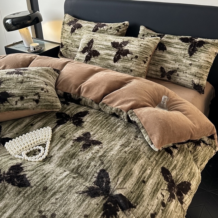 91家纺网 家纺一手货源 找家纺 居易简 2025新款亲肤保暖皮草绒牛奶绒AB面美拉德抽条兔毛绒四件套 优雅蝴蝶