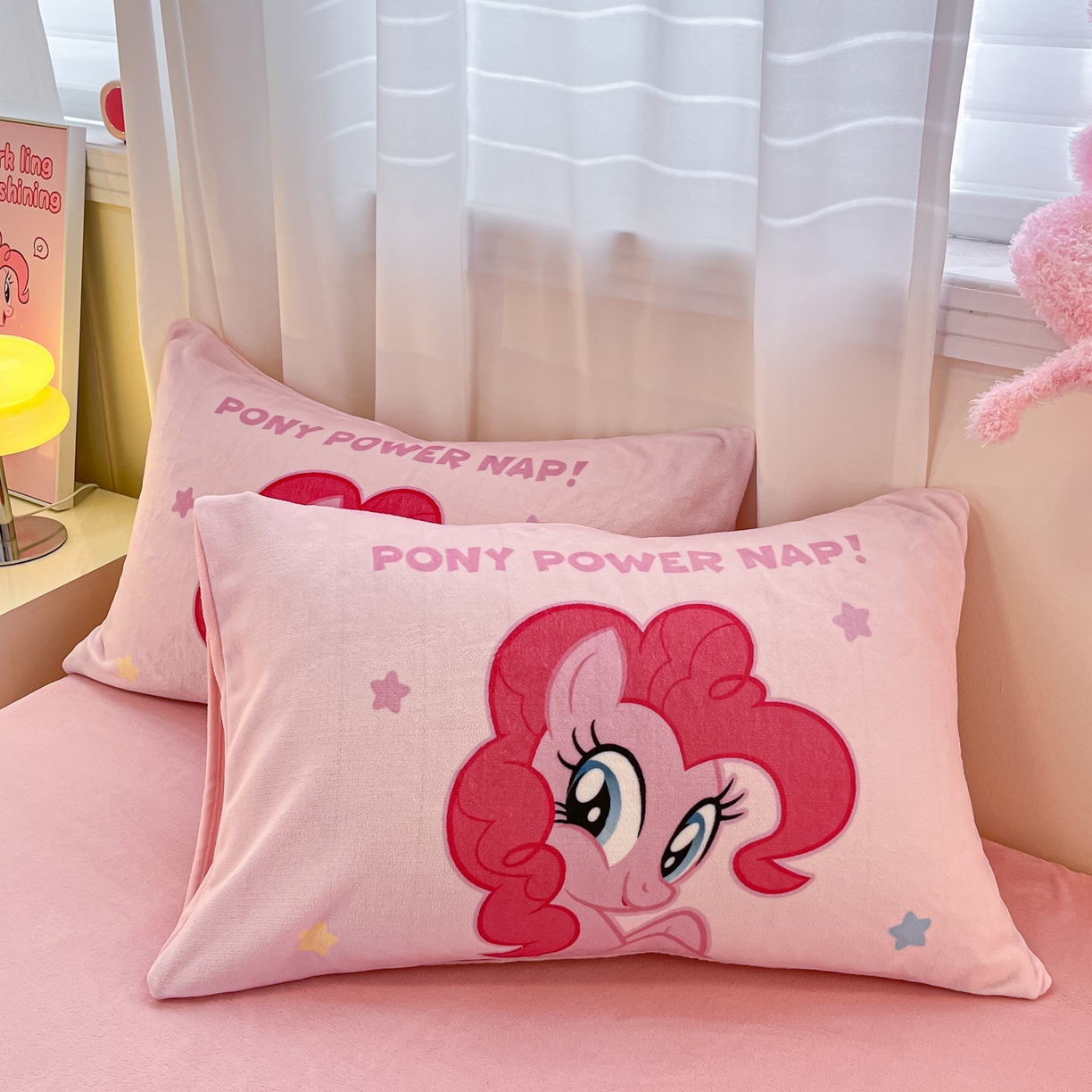 91家纺网 家纺一手货源 找家纺 金爱家 2025新款正版小马宝莉授权大版卡通平网数码印花加厚高克重牛奶绒系列四件套 绒大版-摩登女孩