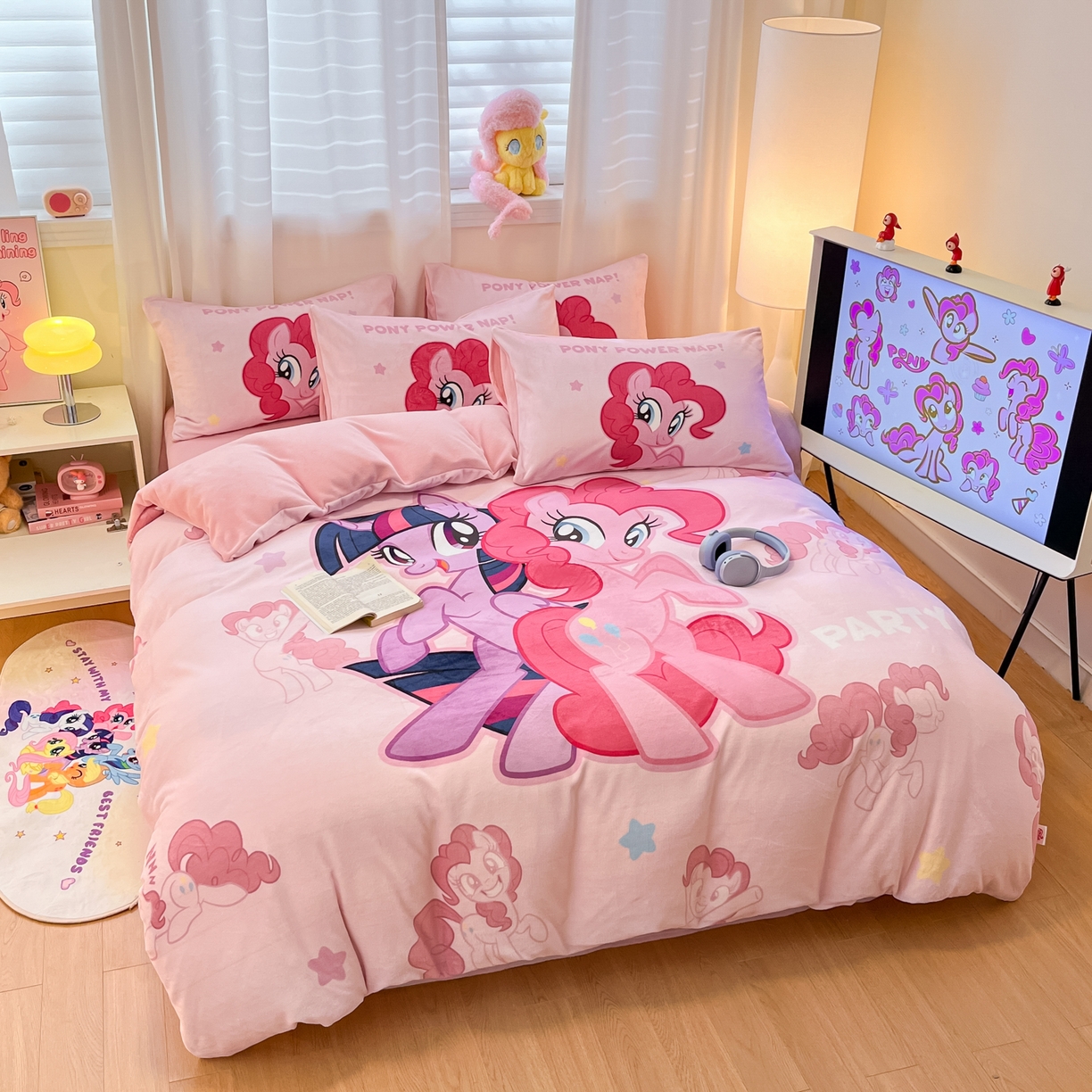 91家纺网 家纺一手货源 找家纺 金爱家 2025新款正版小马宝莉授权大版卡通平网数码印花加厚高克重牛奶绒系列四件套 绒大版-摩登女孩