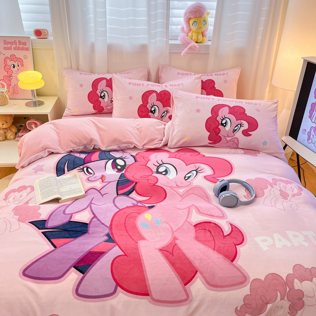 91家纺网 家纺一手货源 找家纺 金爱家 2025新款正版小马宝莉授权大版卡通平网数码印花加厚高克重牛奶绒系列四件套 绒大版-摩登女孩