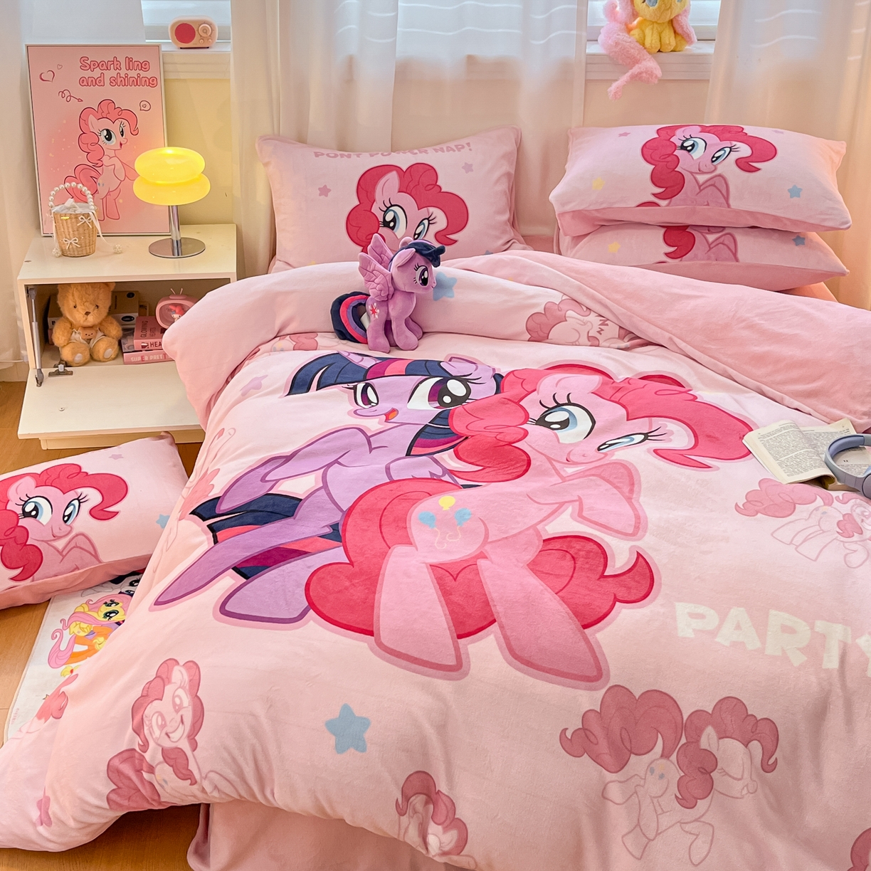 91家纺网 家纺一手货源 找家纺 金爱家 2025新款正版小马宝莉授权大版卡通平网数码印花加厚高克重牛奶绒系列四件套 绒大版-摩登女孩