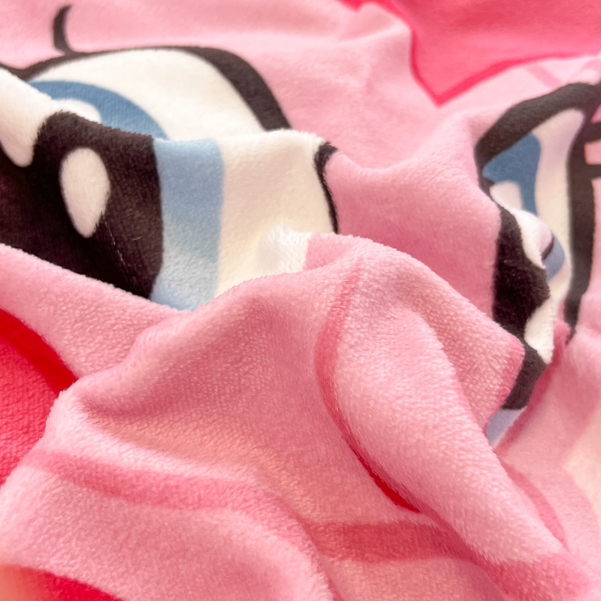 91家纺网 家纺一手货源 找家纺 金爱家 2025新款正版小马宝莉授权大版卡通平网数码印花加厚高克重牛奶绒系列四件套 绒大版-摩登女孩