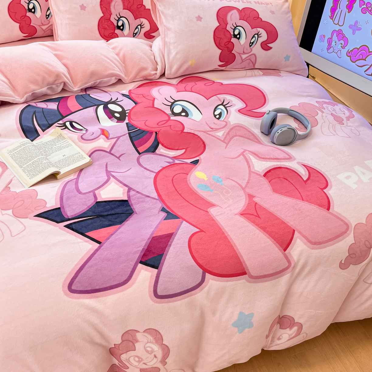 91家纺网 家纺一手货源 找家纺 金爱家 2025新款正版小马宝莉授权大版卡通平网数码印花加厚高克重牛奶绒系列四件套 绒大版-摩登女孩