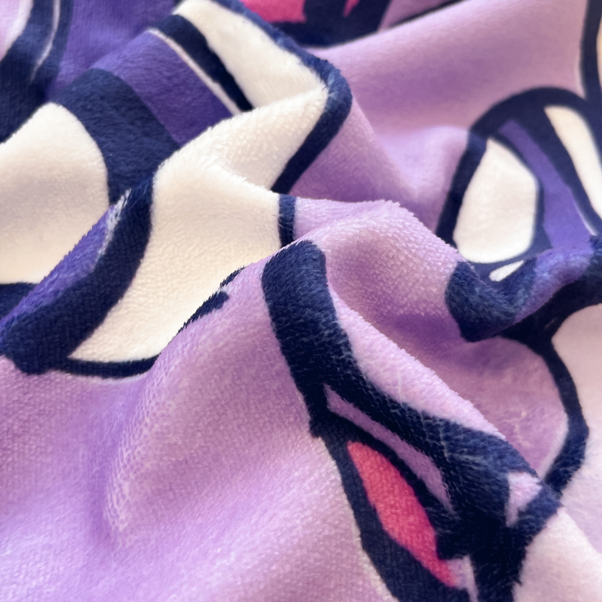 91家纺网 家纺一手货源 找家纺 金爱家 2025新款正版小马宝莉授权大版卡通平网数码印花加厚高克重牛奶绒系列四件套 绒大版-闪亮紫悦