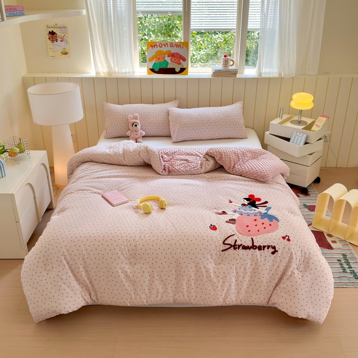 91家纺网 家纺一手货源 找家纺 寐居家纺 2025新款全棉水洗棉豆豆绒被芯被子 草莓女孩