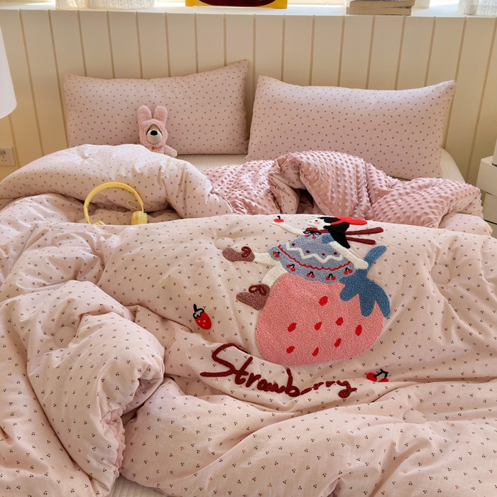 91家纺网 家纺一手货源 找家纺 寐居家纺 2025新款全棉水洗棉豆豆绒被芯被子 草莓女孩